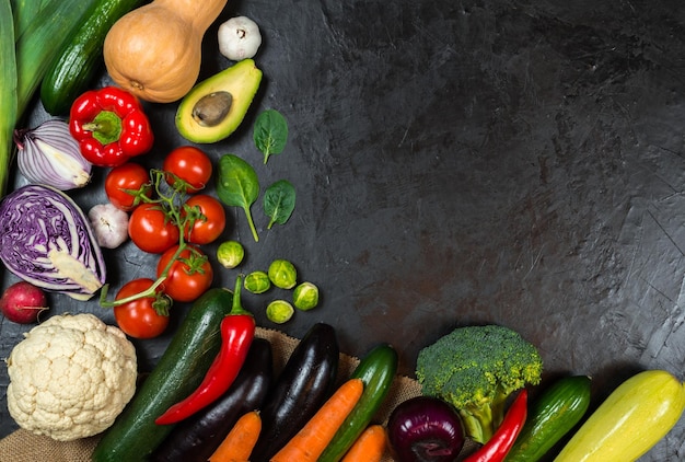 Photo a bunch of vegetables on a black background