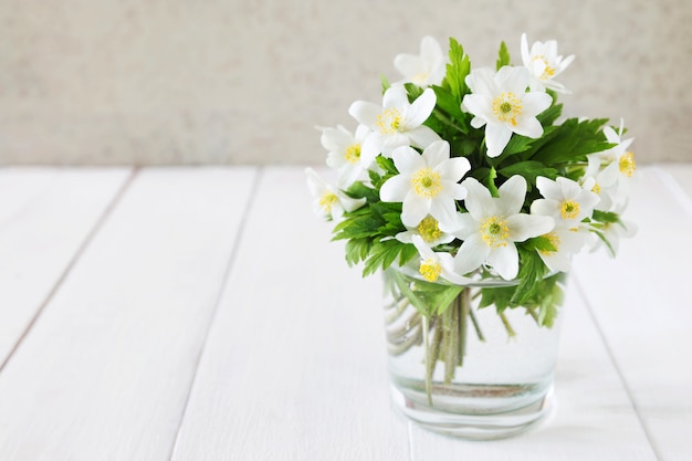 Mazzo di fiori bianchi di primavera in un bicchiere