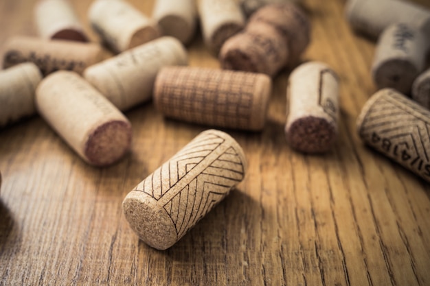 Photo bunch of wine corks on wooden table