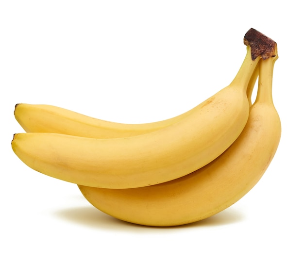 Mazzo di banane mature gialle con la buccia isolato su un bianco