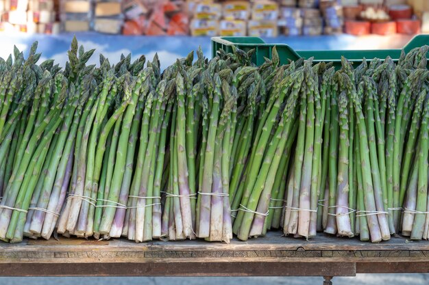 Mazzi di asparagi in vendita su una bancarella di strada in un mercato delle pulci