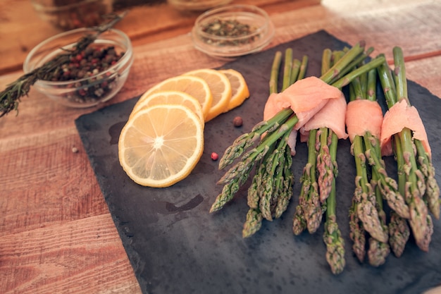 Mazzi di asparagi avvolti in salmone con spezie