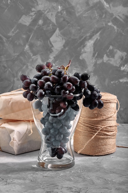 Photo bunches of fresh ripe red grapes on a concrete textural surface