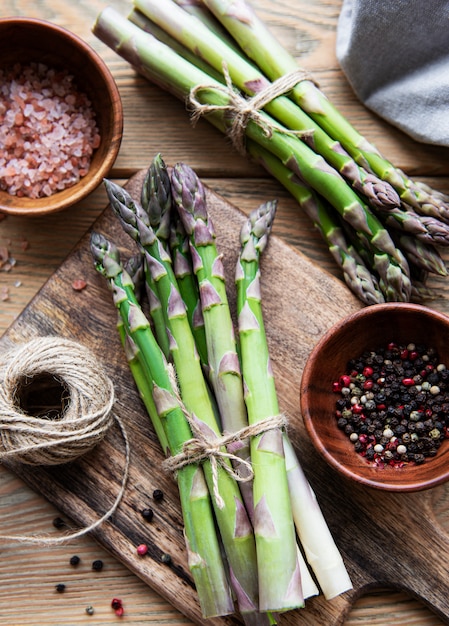 Mazzi di asparagi verdi