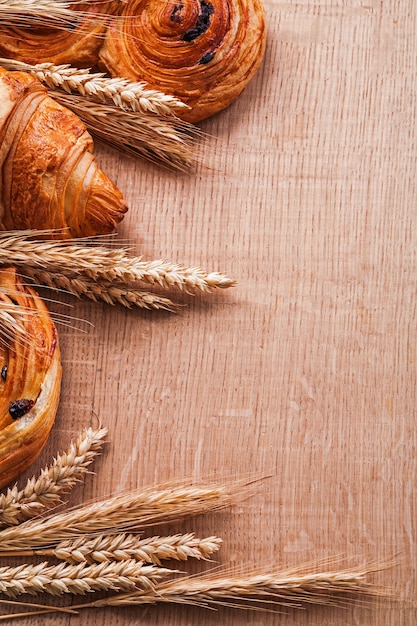 Mazzi di spighe di grano croissant rotoli con uvetta