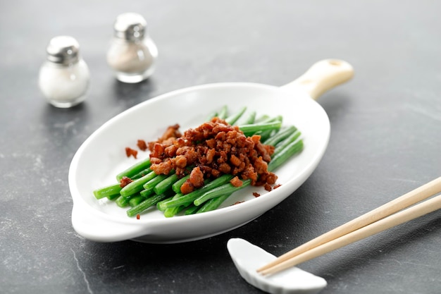 Buncis cah daging sapi fagiolini saltati in padella con carne di pollo tritata o maiale