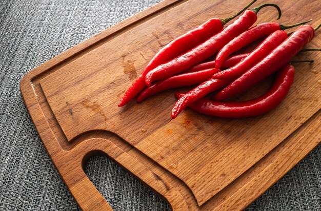 bundel rode pepperoni chili pepers op het snijbord