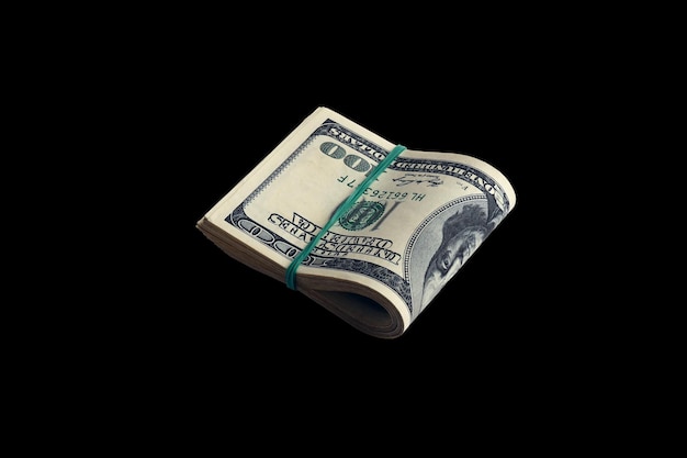 Bundel van Amerikaanse dollarbiljetten geïsoleerd op zwart Pak Amerikaans geld met hoge resolutie op perfecte zwarte achtergrond