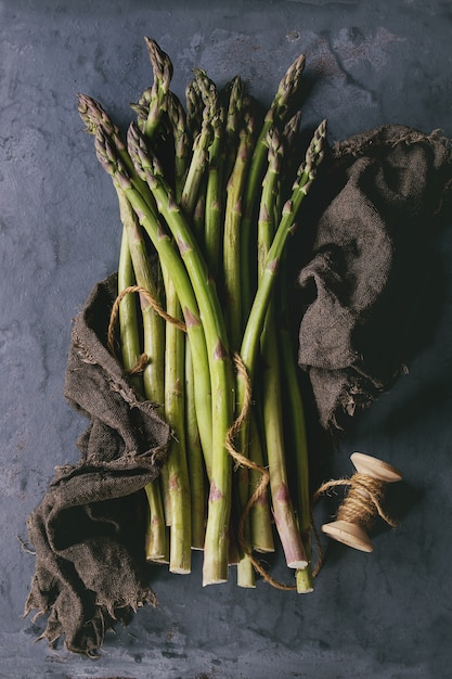 Bundel van jonge groene asperges