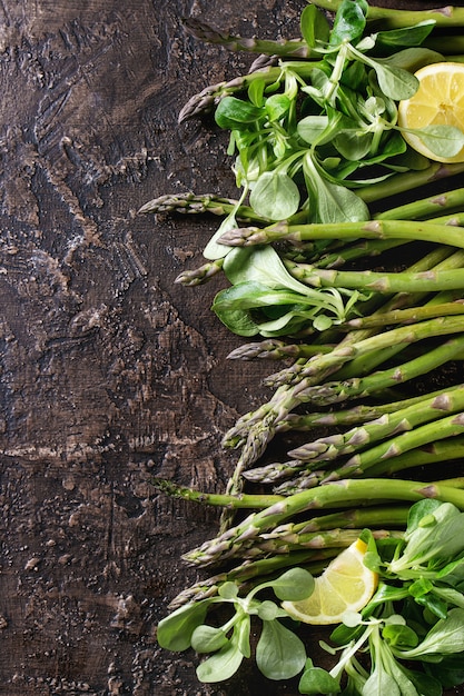 Bundel van jonge groene asperges