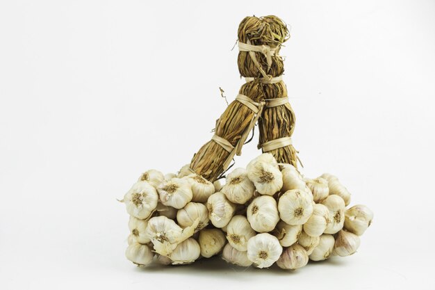 Bundel van knoflook of garlics op geïsoleerde op witte achtergrond