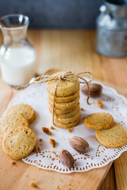 Bundel van koekjes en melk op een pot