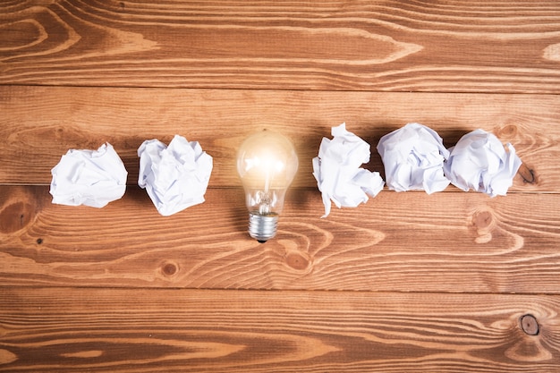 Foto bundel van papier en lamp op houten oppervlak