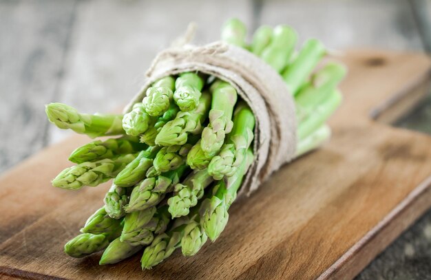 Bundel van rijpe biologische asperges op een houten ondergrond