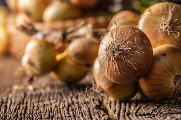 Bundel van vrij liggende gedroogde ui op een houten tafel.