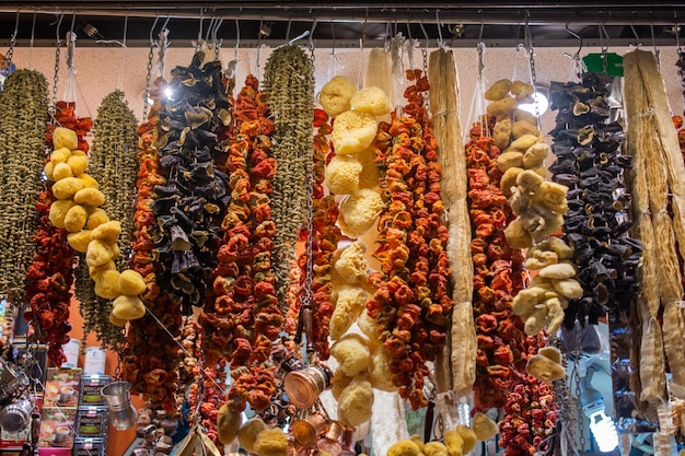 Bundels zongedroogde groenten hangen op de Turkse bazaar