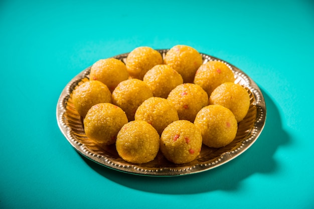 순수한 버터 기름으로 준비한 Bundi Laddoo 또는 Motichoor Laddu는 인도에서 제물이나 결혼식으로 축제에서 인기 있는 달콤한 품목입니다.