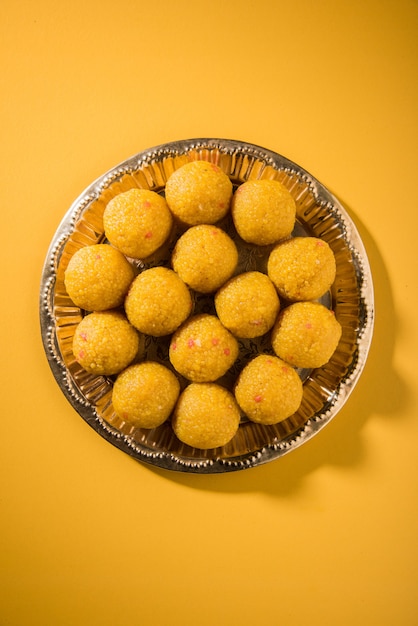 순수한 버터 기름으로 준비한 Bundi Laddoo 또는 Motichoor Laddu는 인도에서 제물이나 결혼식으로 축제에서 인기 있는 달콤한 품목입니다.