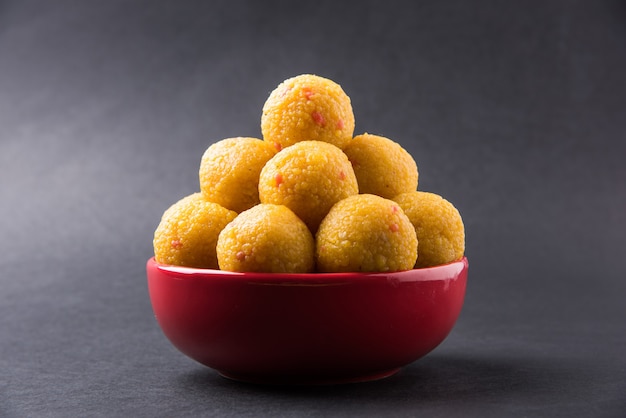 순수한 버터 기름으로 준비한 Bundi Laddoo 또는 Motichoor Laddu는 인도에서 제물이나 결혼식으로 축제에서 인기 있는 달콤한 품목입니다.