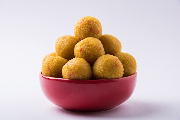 순수한 버터 기름으로 준비한 Bundi Laddoo 또는 Motichoor Laddu는 인도에서 제물이나 결혼식으로 축제에서 인기 있는 달콤한 품목입니다.