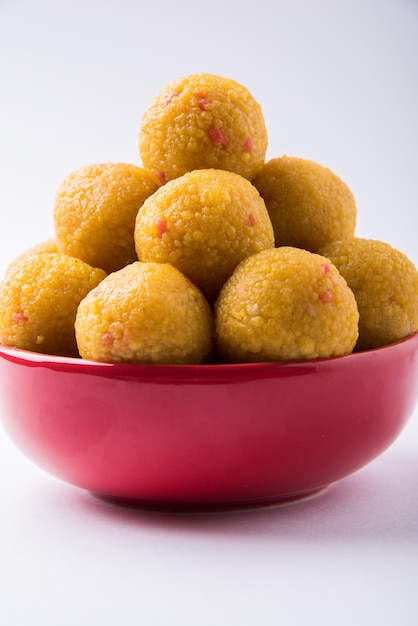 순수한 버터 기름으로 준비한 Bundi Laddoo 또는 Motichoor Laddu는 인도에서 제물이나 결혼식으로 축제에서 인기 있는 달콤한 품목입니다.