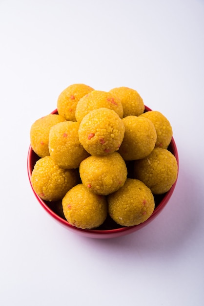 순수한 버터 기름으로 준비한 Bundi Laddoo 또는 Motichoor Laddu는 인도에서 제물이나 결혼식으로 축제에서 인기 있는 달콤한 품목입니다.