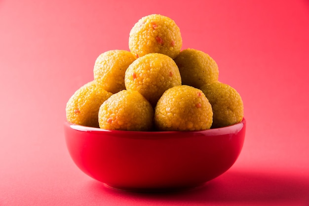 순수한 버터 기름으로 준비한 Bundi Laddoo 또는 Motichoor Laddu는 인도에서 제물이나 결혼식으로 축제에서 인기 있는 달콤한 품목입니다.