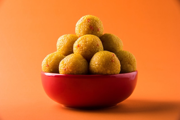 순수한 버터 기름으로 준비한 Bundi Laddoo 또는 Motichoor Laddu는 인도에서 제물이나 결혼식으로 축제에서 인기 있는 달콤한 품목입니다.