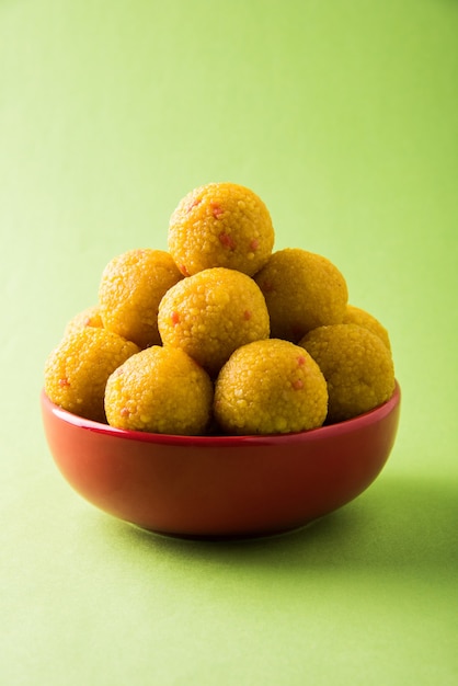 순수한 버터 기름으로 준비한 Bundi Laddoo 또는 Motichoor Laddu는 인도에서 제물이나 결혼식으로 축제에서 인기 있는 달콤한 품목입니다.