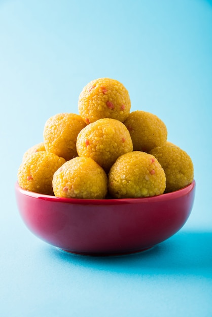 순수한 버터 기름으로 준비한 Bundi Laddoo 또는 Motichoor Laddu는 인도에서 제물이나 결혼식으로 축제에서 인기 있는 달콤한 품목입니다.