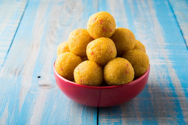 순수한 버터 기름으로 준비한 Bundi Laddoo 또는 Motichoor Laddu는 인도에서 제물이나 결혼식으로 축제에서 인기 있는 달콤한 품목입니다.