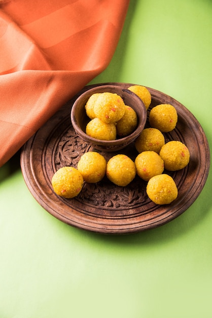 순수한 버터 기름으로 준비한 Bundi Laddoo 또는 Motichoor Laddu는 인도에서 제물이나 결혼식으로 축제에서 인기 있는 달콤한 품목입니다.