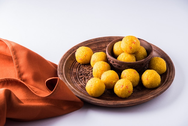 순수한 버터 기름으로 준비한 Bundi Laddoo 또는 Motichoor Laddu는 인도에서 제물이나 결혼식으로 축제에서 인기 있는 달콤한 품목입니다.