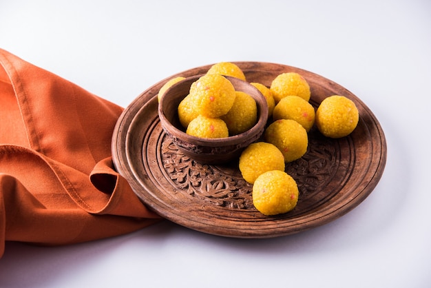 Фото Банди ладду или мотичур ладду, приготовленные в чистом топленом масле, являются популярным сладким блюдом на фестивалях в качестве подношения или на свадьбах в индии.