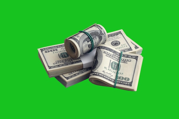 Пачка долларовых банкнот, изолированных на зеленой цветной клавиатуре пачка американских денег с высоким разрешением на идеальной зеленой маске