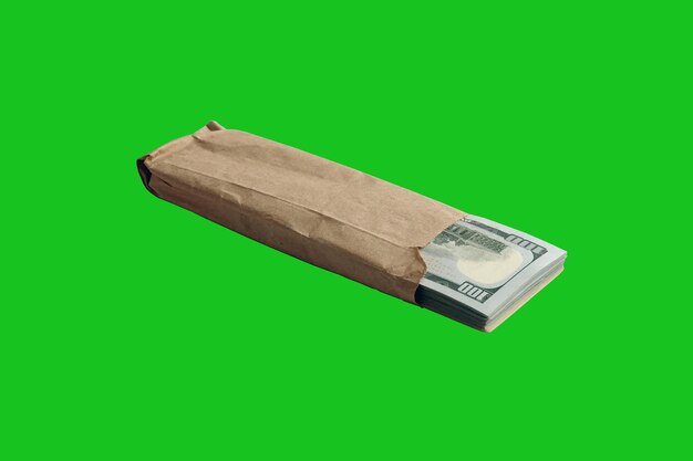 Пачка долларовых банкнот, изолированных на зеленой цветной клавиатуре Пачка американских денег с высоким разрешением на идеальной зеленой маске