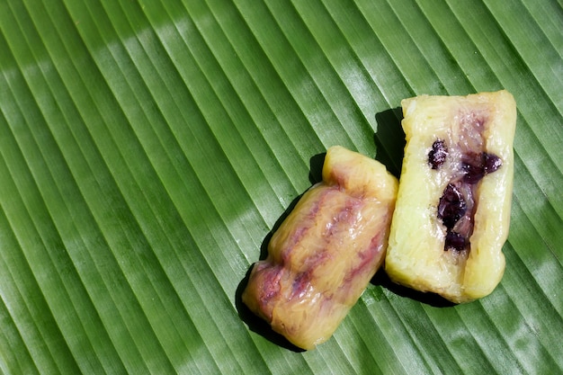 バナナの葉にご飯を束ねる