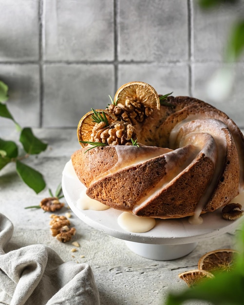 Торт Bundt, украшенный грецкими орехами, апельсином и глазурью