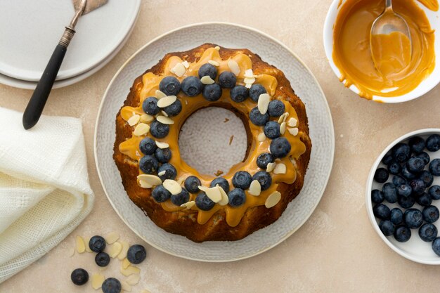 Торт bundt с глазурью из арахисового масла. здоровый торт без глютена с семенами чиа, украшенный черникой и миндальными хлопьями.