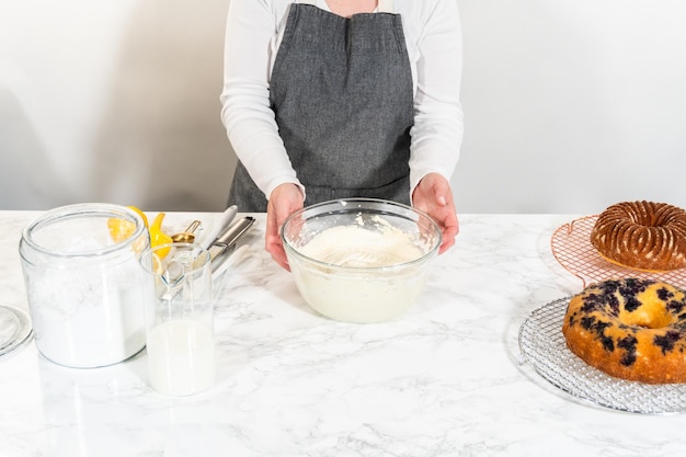 Bundtcakes met citroen, bosbessen en vanille maken