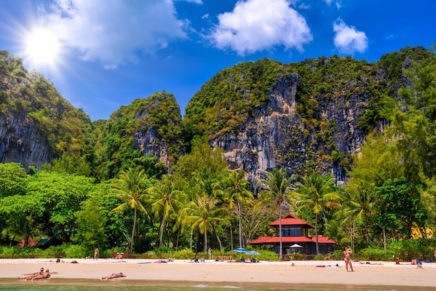 Bungalowhuis met rood dak op het strand van Railay ten westen van Ao Nang Krabi Th