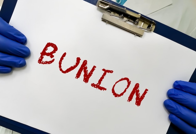 Bunion medisch termwoord met medische concepten op whiteboard in artsenhand