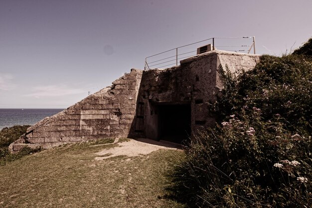 Foto bunker sul mare contro un cielo limpido