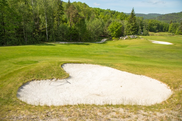 Bunker in de vorm van een golfzandbunkershart