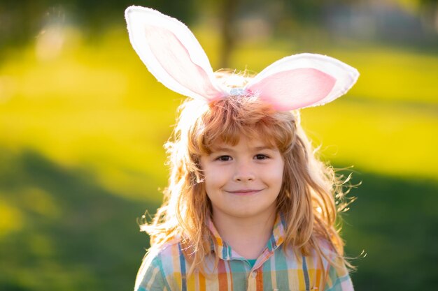 Bunny kind jongen gezicht kind jongen in konijnenkostuum met konijnenoren in park