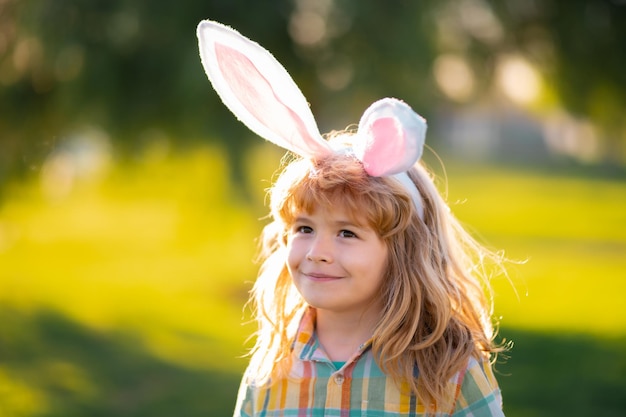 Bunny kind jongen gezicht kinderen jongen jagen op paaseieren kind in konijnenoren jagen op paaseieren