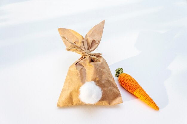Банни бумажный пакет с вязаной морковкой