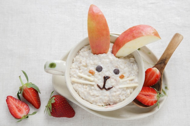 Colazione con porridge di coniglio, arte del cibo per bambini