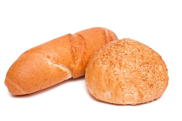 白で隔離されるパン