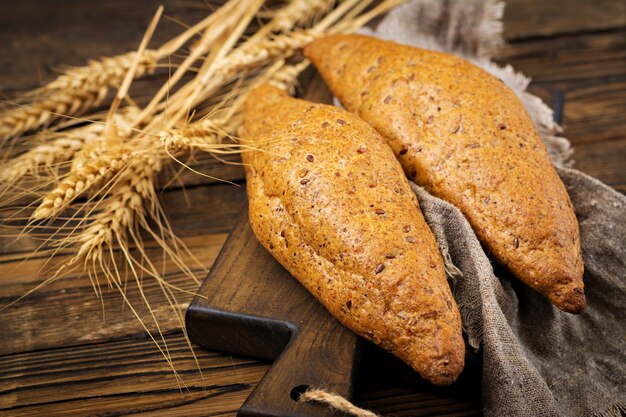 Buns of whole-grain flour with the addition of flax seeds .